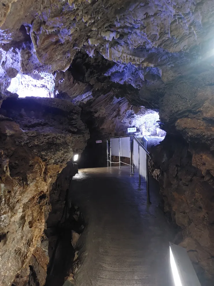 在走的時候要隨時注意不要撞到鐘乳石，仔細看就會發現有些鐘乳石風景就在旁邊