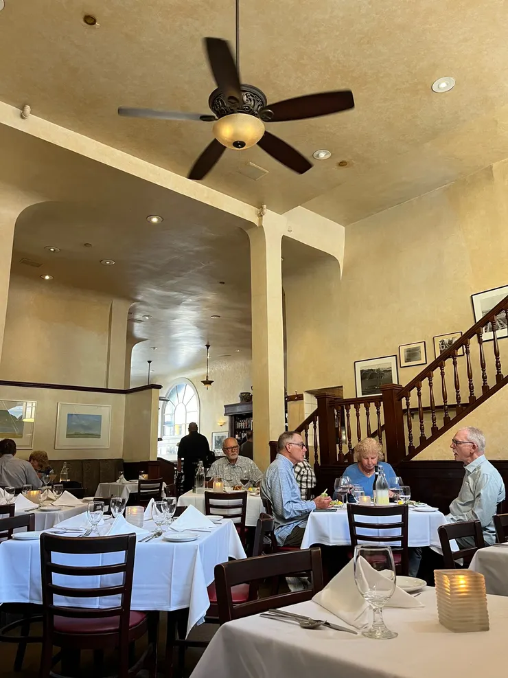 Fino 餐廳 (燈光美，氣氛佳)