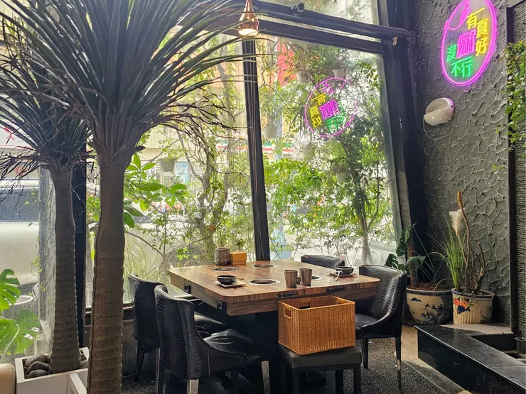 牆上那句「有你真好，沒你不行」，其實最該對她說。今天這個窗邊最熱門的獨立區，就是她的專屬 C 位。