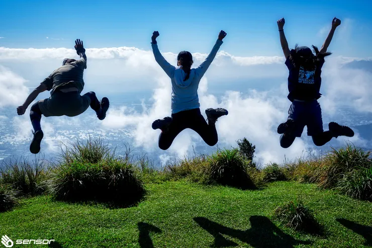 烘爐地山為蘭陽五大名之一，屬於雪山山脈，也是桶後溪的源頭，山頂腹地不大，天然的草皮平台上展望極佳，我們在平台上觀賞雲霧從四面湧起，拿著手機拍縮時，而朋友放出空拍機，我們三個則興奮的又叫又跳好開心，玩累了便躺在三角點旁休息曬日光浴。
