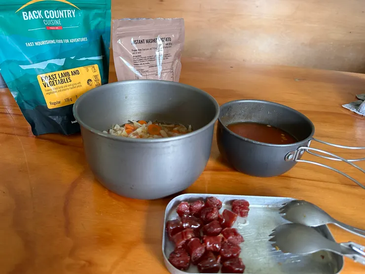 今日晚餐是紐西蘭品牌乾燥料理搭配臘腸。