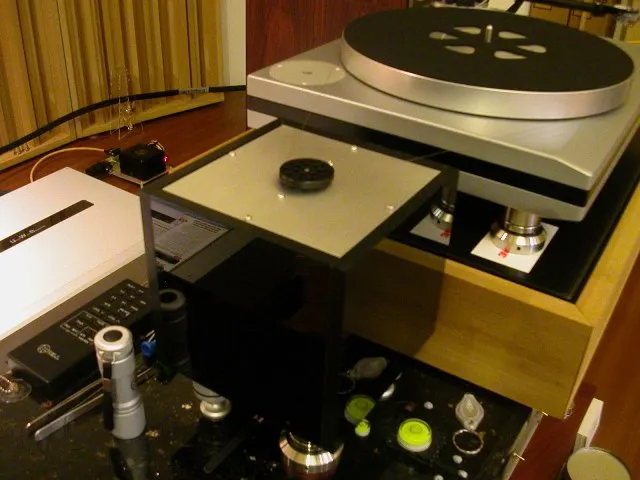 使用 1.5 號聚芳酯纖維釣魚線，此線無彈力，個人認為比牙線聲音要好