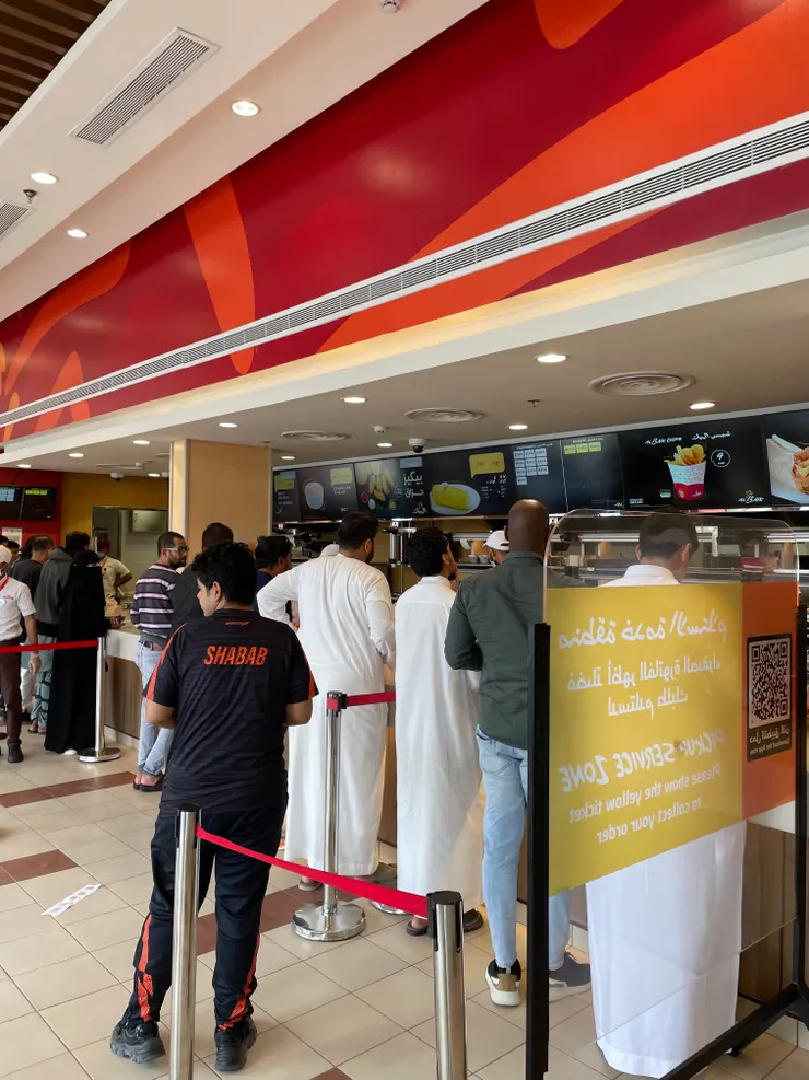 在ALBAIK排隊的阿拉伯人