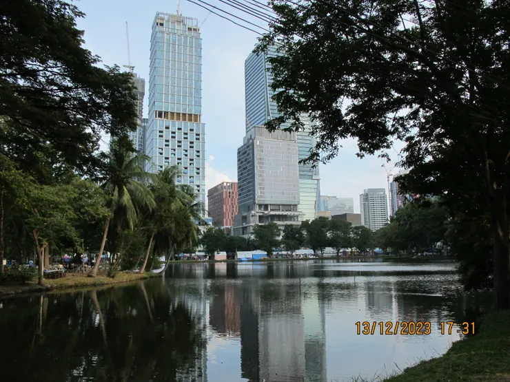 從公園望向附近的大廈。Si Dan那邊沒這麼高的建築物。