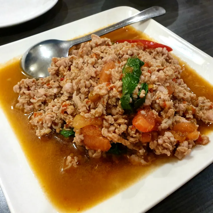 微辣的泰式打拋豬,一上菜就被終結了。