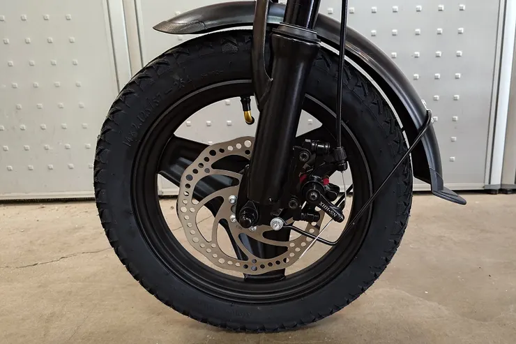 14吋的輪胎及剎車碟盤