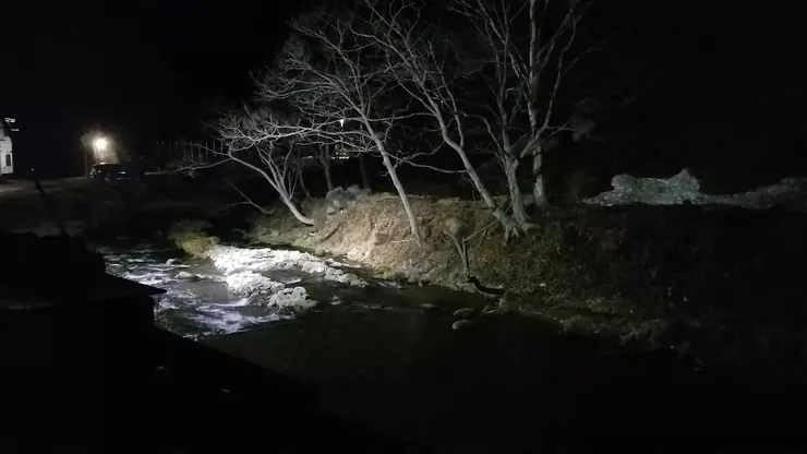 一片靜寂中等候