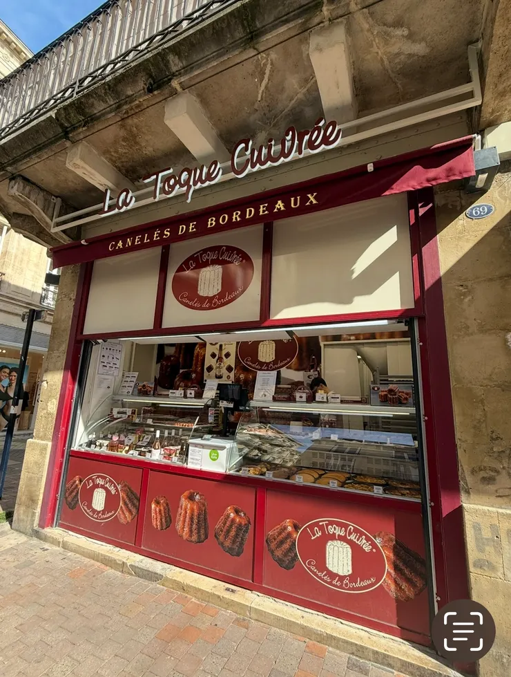 凱薩琳大街上有二家親民版的可麗露店，店面簡單不奢華