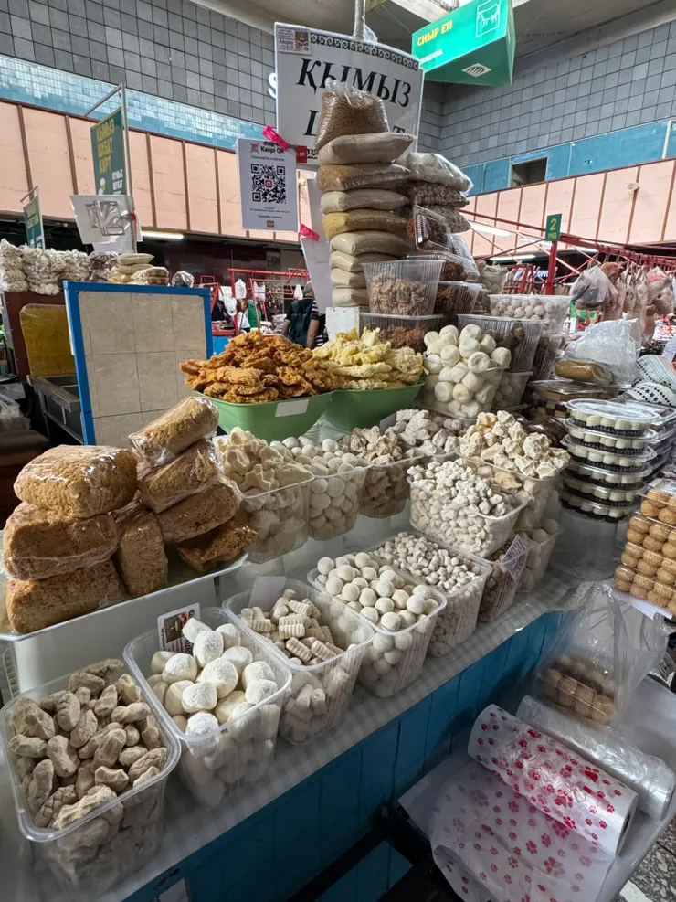 中亞特色酸奶起士球!味道非常「獨特」，我有買回去當成驚喜(或驚嚇?)送給別人。我猜中亞人對它的喜愛程度，可能有點像台灣人VS臭豆腐、日本人VS納豆那種吧。