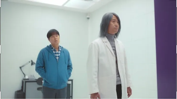 柳博士與其姪兒都對這台神秘的機器充滿研究精神及興趣,圖片來源:Netflix