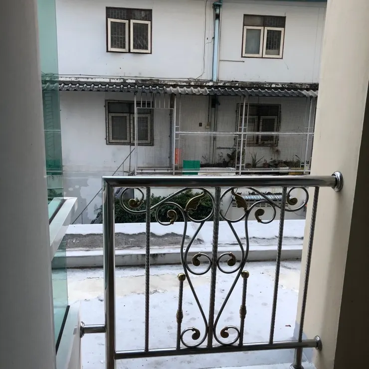 我們的房型不是什麼山海景，推開陽台出去就長這樣