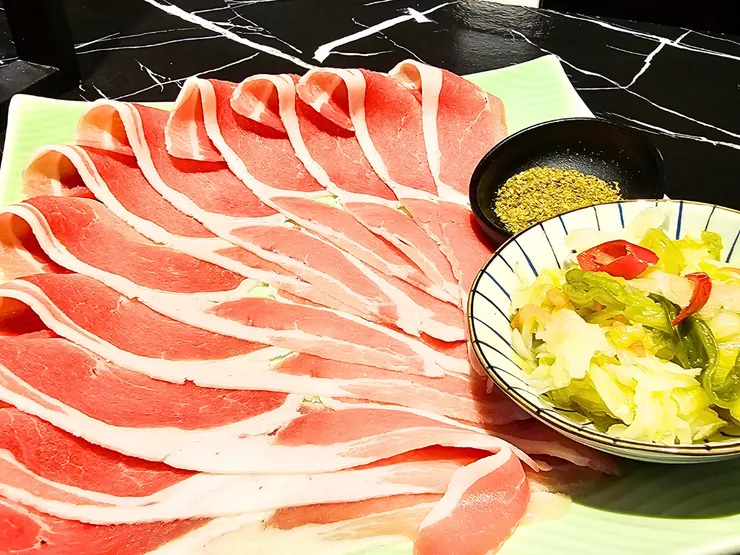 這盤就是大哥心心念念「現殺」好的肉盤。