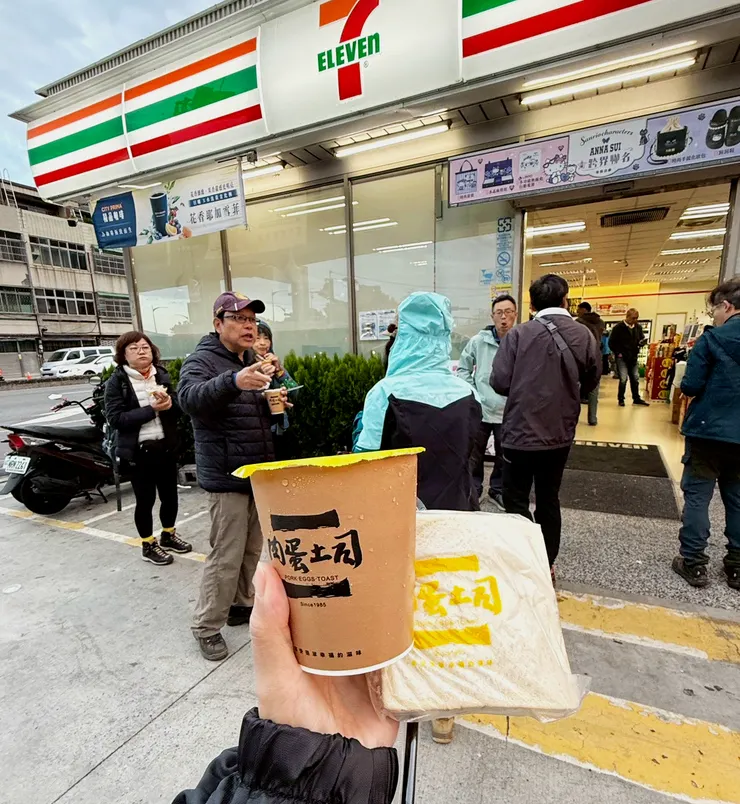 因為車程遙遠，清晨出發怕大伙來不及吃早餐，中部上車的新緯特地買了台中有名的肉單土司招待大家，實在揪甘心