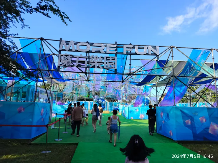 乍看之下很像裝飾藝術的魔方樂園，細節都藏在貨櫃裡面！