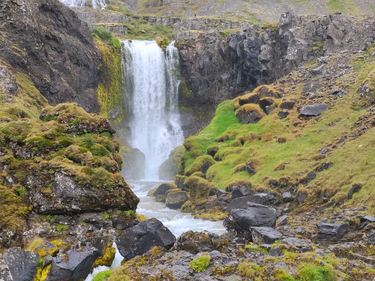 Strompgljúfrafoss 煙囪峽谷瀑布,有點像小一號的Skógafoss(森林瀑布/彩虹瀑布)。至此,時間已晚,往上再走到平台,拍下Dynjandi就只好回頭。