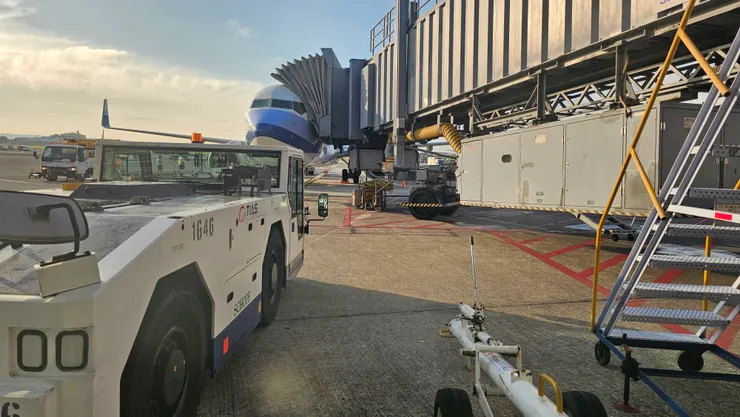 B1R登機門看出去的華航波音B737-800型客機!