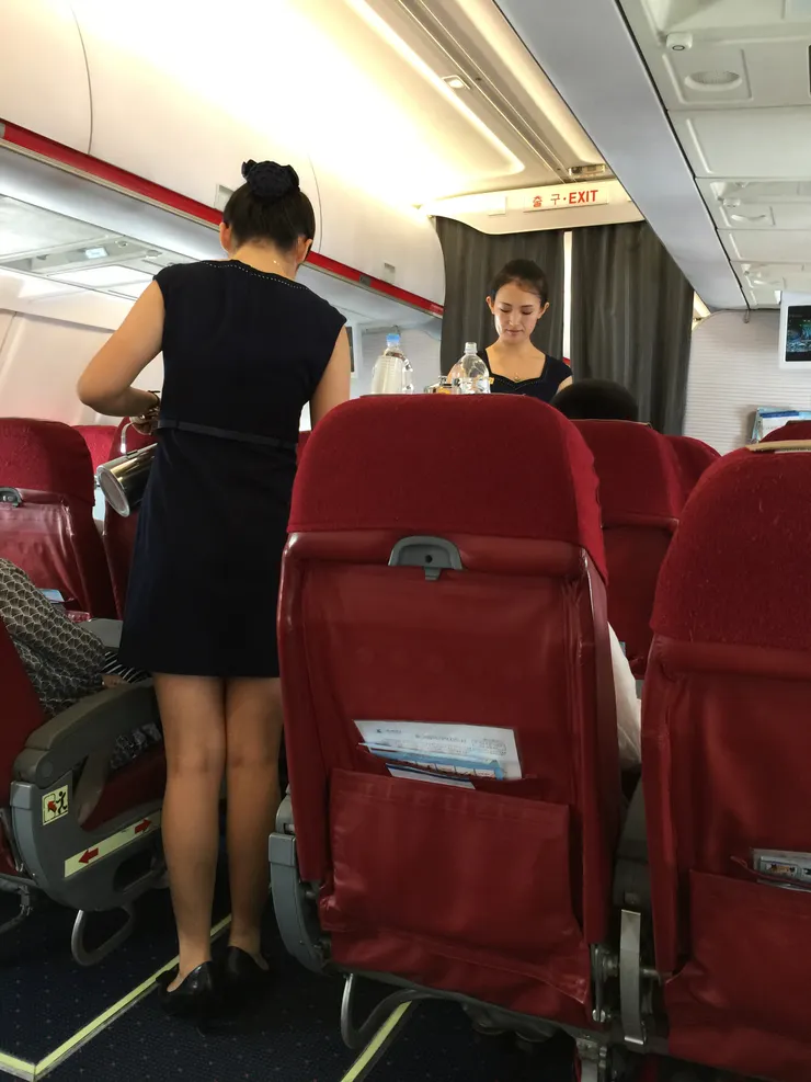 高麗航空空姐背面照