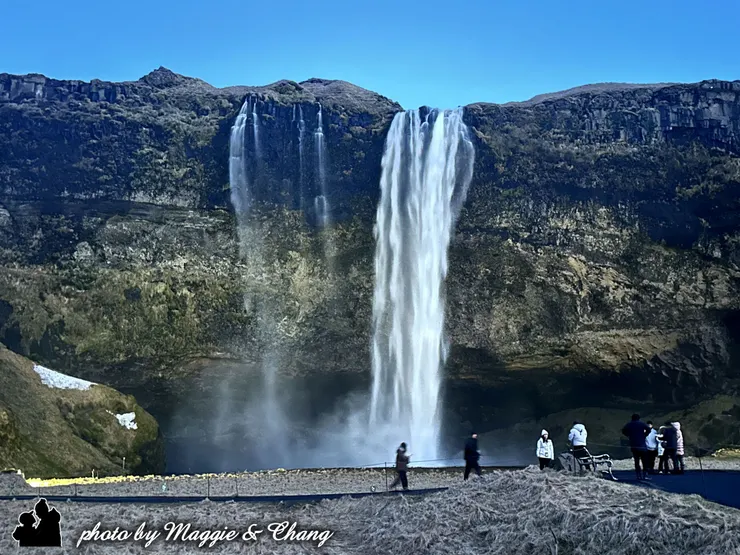第一站是史可加瀑布，水從懸崖筆直墜下，像一條潔白的緞帶，自雲霧中灑落。