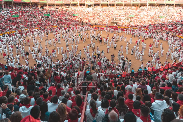 在入口處等待牛群進場的人群