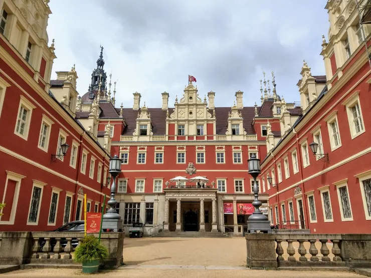 新文藝復興風格的三翼建築群