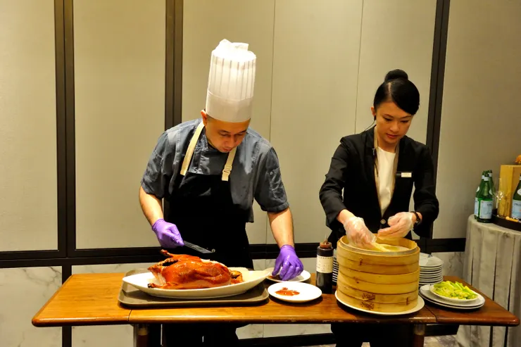 【主人但求盡歡不怕費多錢...食物很精美就是太容易飽！需要預訂的烤鴨準備上桌了。】