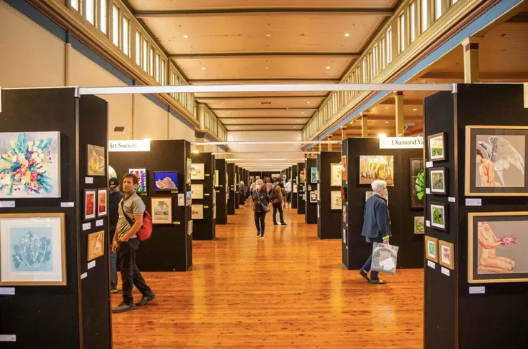 墨爾本的美術館或工作室都在展區販售與自然、植物相關的畫作。