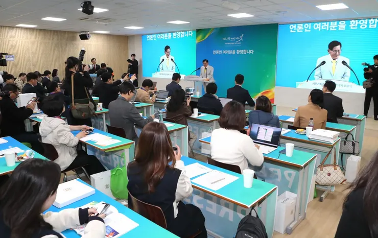 2025年11月2日於新天地耶穌教證據帳幕聖殿南韓清州教會舉行的「錫安基督教宣教中心第116期結業式」記者會上,李萬熙總會長證道的模樣。【照片提供 = 新天地耶穌教會】