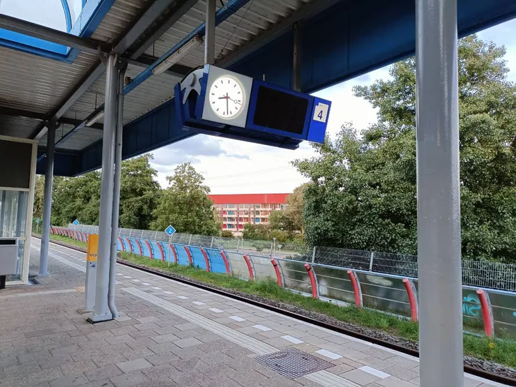 De Vink火車站與後方的宿舍