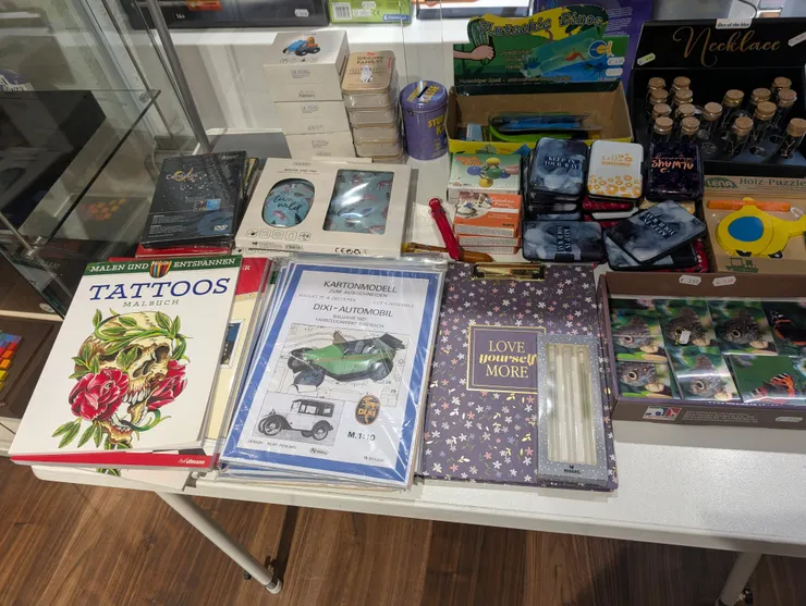 書、筆、小玩具