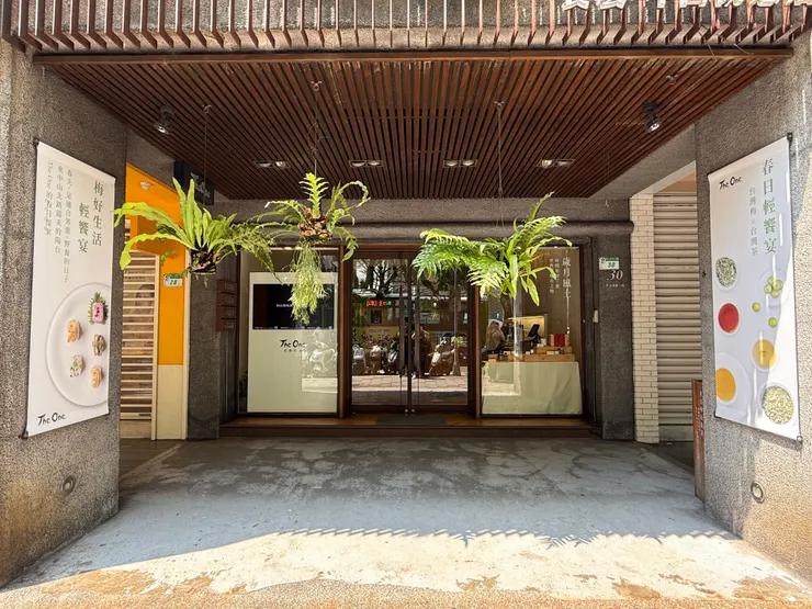 大門左右護法，左邊是春日野餐飯糰，右邊是台灣梅x台灣茶