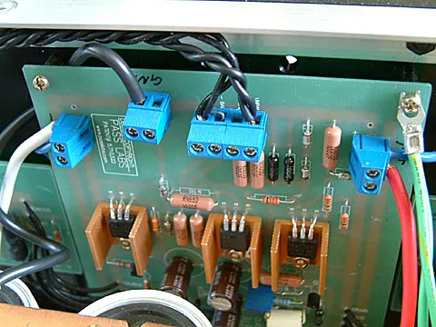 板子上的零件多半都是拿手上有的材料先用上,電阻有 Dale 的 RN65D、Holco H4以及 Dale 的色環電阻。比較值得注意的地方是右側兩個靠得較近的 MOS, 必須精準的配對,這關係到最後輸出端的輸出直流大小,可以的話盡量配對在 0.01V 以內, 配對的方法在 PRBS 兄的 Aleph 2 後級仿製一文中有提及,就不多加描述了。小功率晶體是使用 Motorora 的 MPS8099,這幾顆電晶體可以使用泛用的 NPN 電晶體代替,廠機使用的是 MPSA18