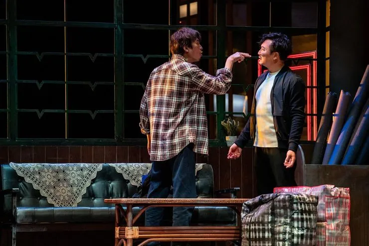 《最後禮物》舞台劇劇照，飾演兄弟的黃子華（左）及潘燦良（右）