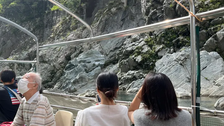 用不同視角欣賞河流美景。