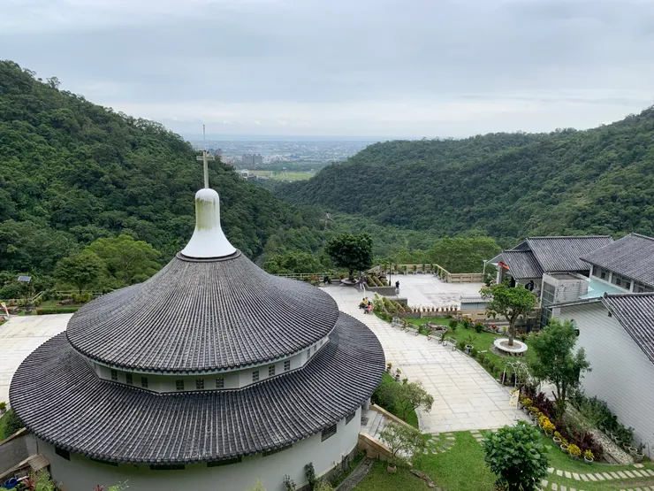 從天主堂後的山路往下俯瞰