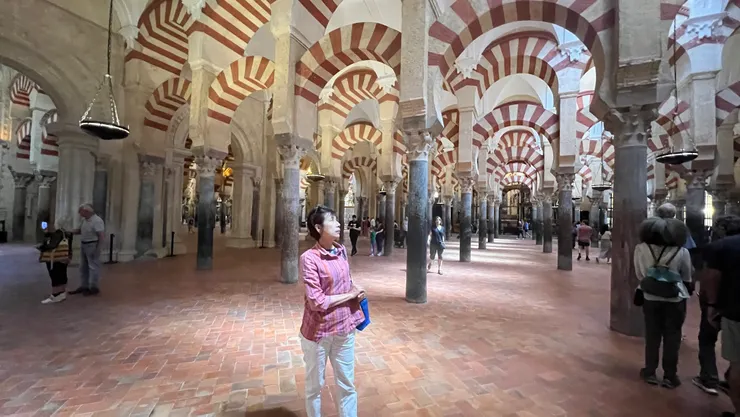 大型的多柱式祈禱大廳， 白底紅磚紋雙層馬蹄拱門， 有層次感、穿透感、延伸感。