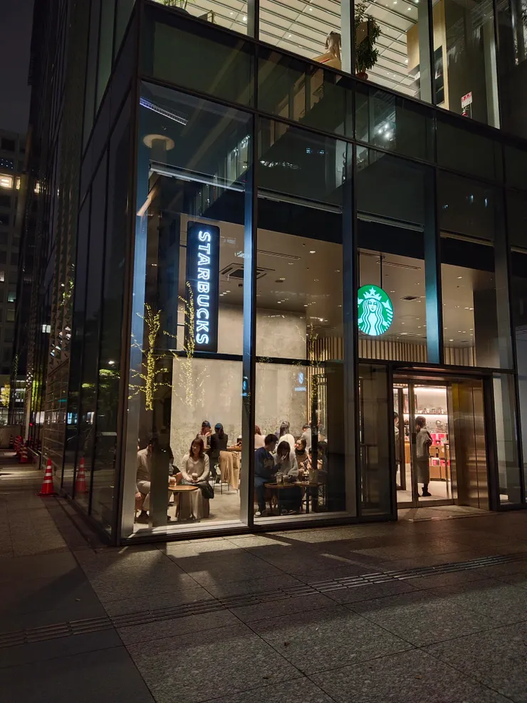 映著旁邊路樹的燈飾