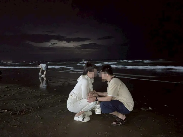 ▲在鵲橋婚友社的引導下，兩人安排了一場海邊伴月約會，進一步拉近了彼此距離。