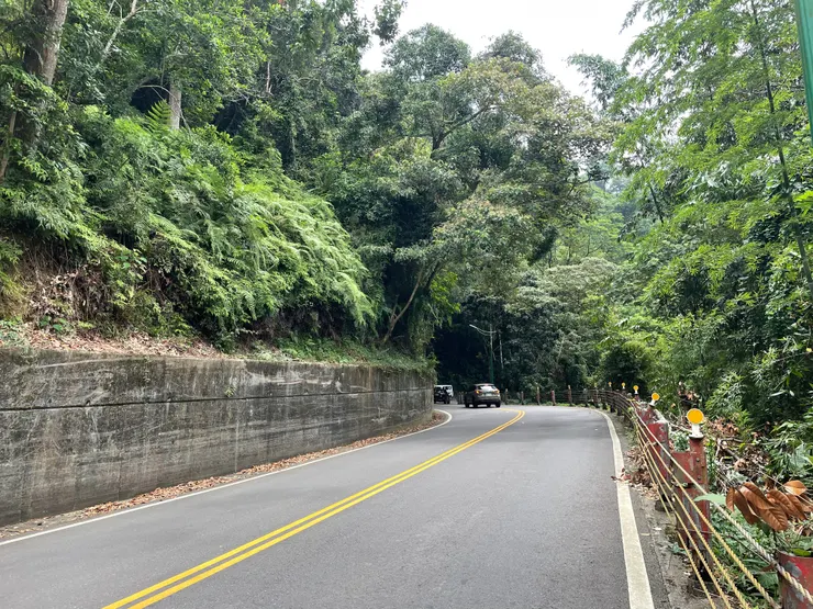 基本上都騎在公路上,很多路段都是連續爬坡