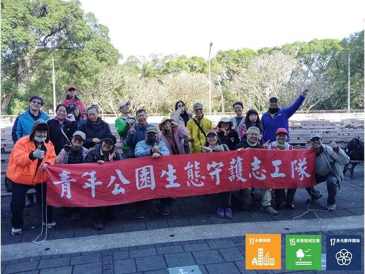 上工前,大夥兒在微冷的早風中合照