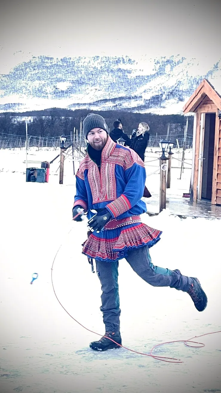 有點俏皮的薩米哥哥，穿著傳統服飾