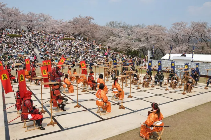 以真人演出的將棋比賽,即使看不懂規則,在旁邊也能感受到對弈時的緊張感