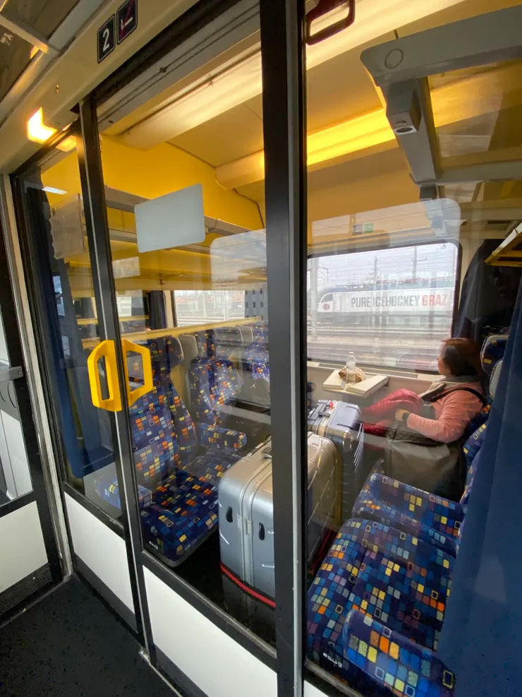 因為沒有包廂沒有其他人，所以我沒扛行李上去置物架，其實是我不想閃到腰