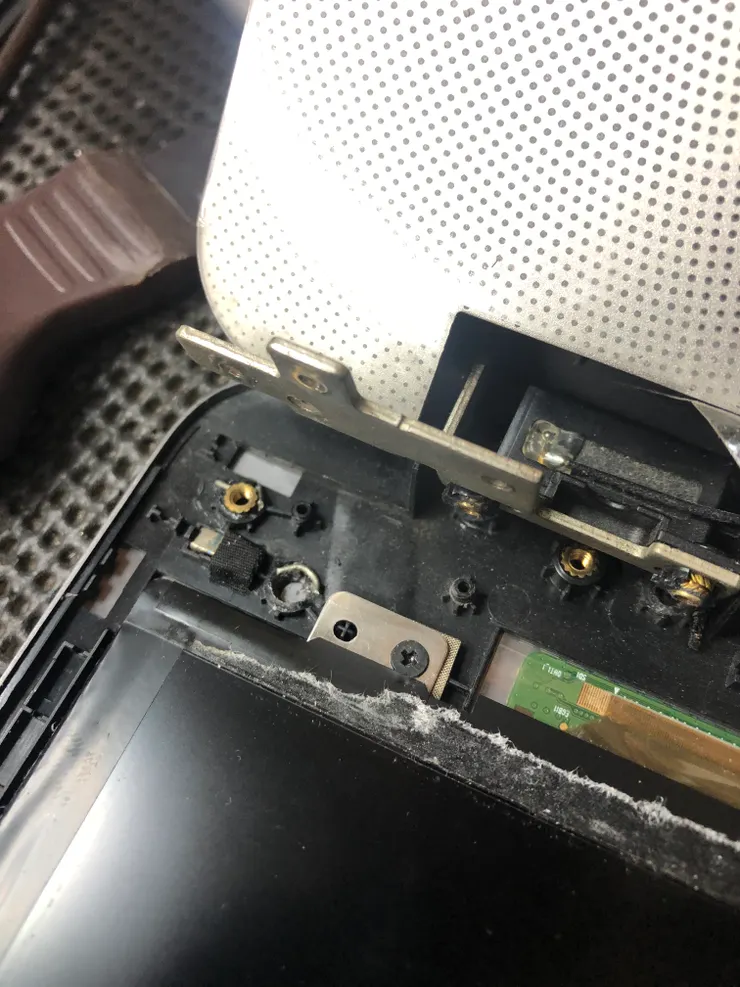 照片中間的螺絲座整個分離了,難怪會搖搖晃晃。