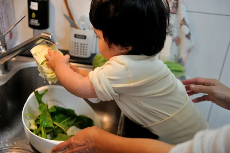 【小傢伙作息正常好帶出乎意料！我會幫奶奶洗菜。】