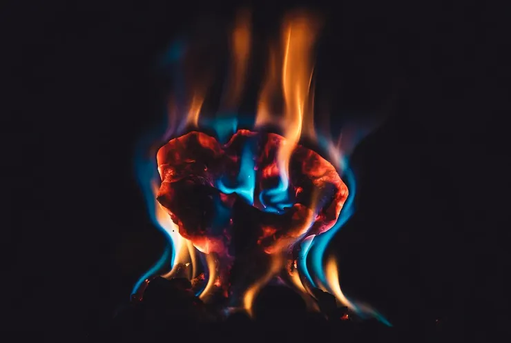 人們常常覺得天蠍座冷淡而神秘，但在幽冷宇宙中，他是唯一有能量溫暖他人的火種。