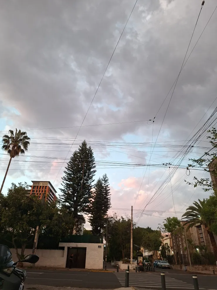 坐在路邊慢慢嚼著晚餐，其實很怕經過的路人隨手丟一個銅板給我