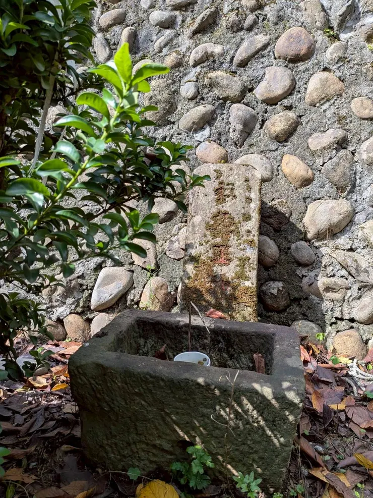 安置在廟宇後方小坡上的福德正神石碑，已有兩百年歷史（圖片來源：文山社大/Yen-Ting Cheng拍攝）