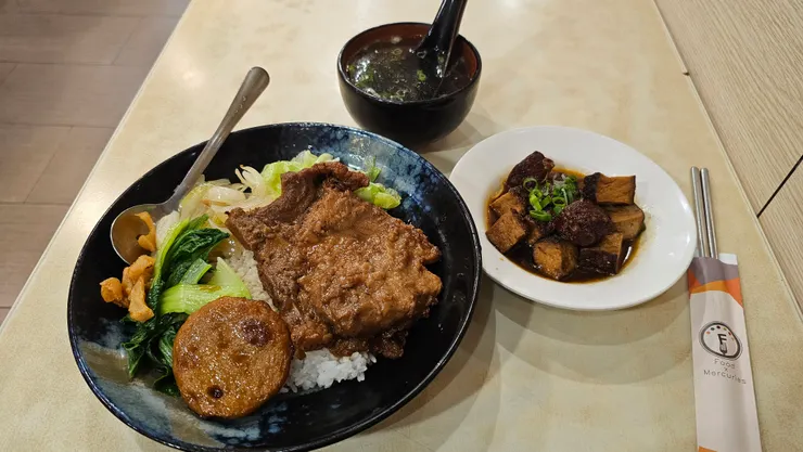 這是三商巧福的古早味排骨飯!滷豆干是另外加點的!配菜有我最愛的甜不辣!