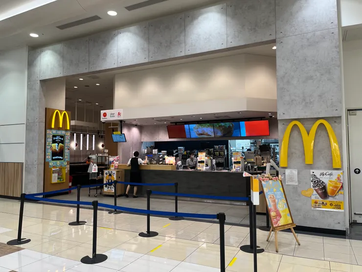 和台灣和其他國家城市人工點餐櫃台前矗立無接觸結帳機器的景象不同，這裡仍維持和店員面對面互動的方式。



（不曉得東京大阪已經有機器結帳櫃台？還是仍保有與人互動的溫度？）