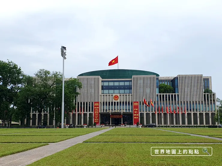 陵寢對面是越南國會大樓